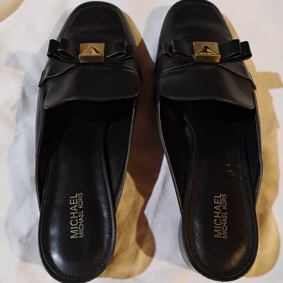 Michael Kors Size 8.5m Black Leather Flats with Gold Accent - Picture 12 of 16